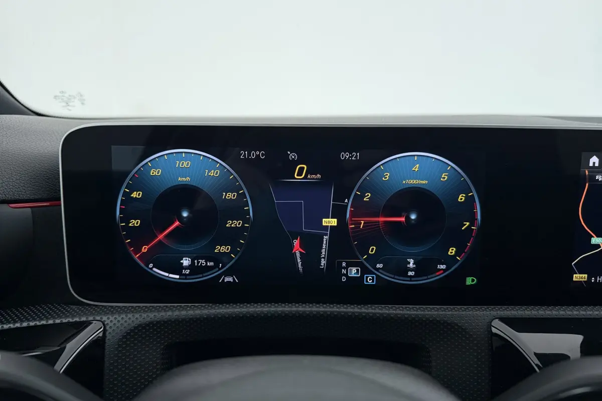 180 Business Solution AMG-Line | Panoramadak | Stoelverwarming | Climate Control | Dealer Ond. | CarPlay |