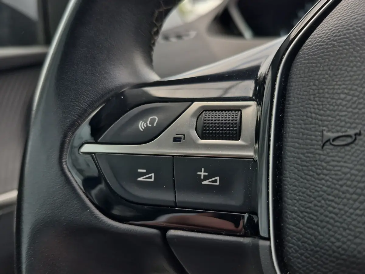 1.2 PureTech Active Full map navigatie | Carplay/android auto | Extra getint glas | Climate control |