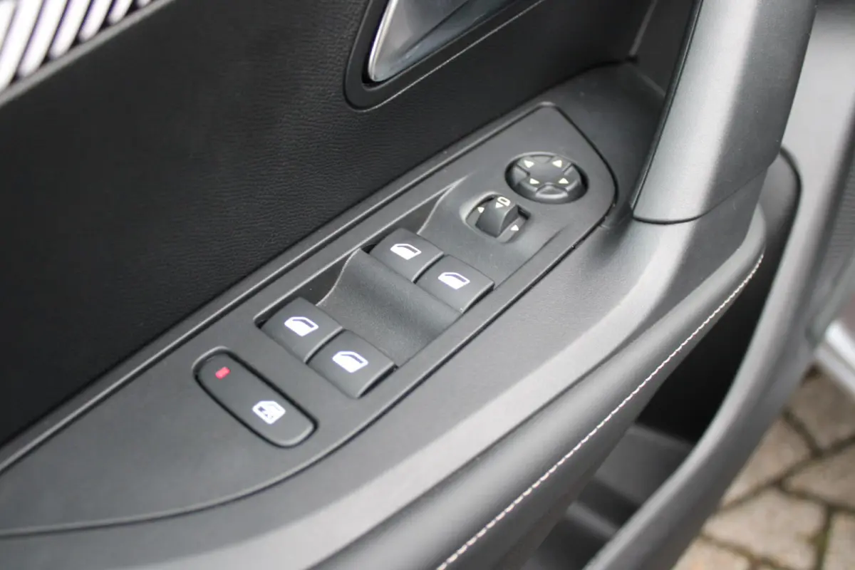 1.2 100PK ALLURE | DRAADLOZE APPLE CARPLAY/ANDROID AUTO | ACHTERUITRIJ CAMERA | PARKEERSENSOREN VOOR EN ACHTER | NAVIGATIE | CLIMATE CONTROL | LICHTMETALEN VELGEN 17" | LED KOPLAMPEN |