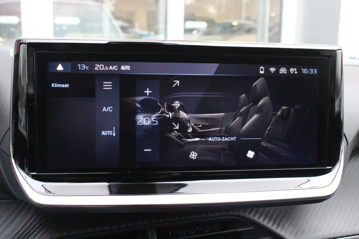 1.2 100PK ALLURE | DRAADLOZE APPLE CARPLAY/ANDROID AUTO | ACHTERUITRIJ CAMERA | PARKEERSENSOREN VOOR EN ACHTER | NAVIGATIE | CLIMATE CONTROL | LICHTMETALEN VELGEN 17" | LED KOPLAMPEN |