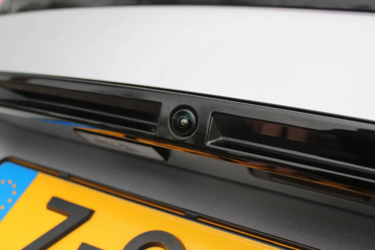 1.2 100PK ALLURE | DRAADLOZE APPLE CARPLAY/ANDROID AUTO | ACHTERUITRIJ CAMERA | PARKEERSENSOREN VOOR EN ACHTER | NAVIGATIE | CLIMATE CONTROL | LICHTMETALEN VELGEN 17" | LED KOPLAMPEN |