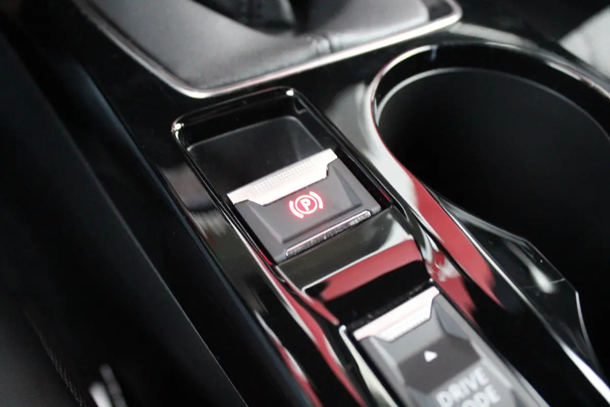 1.2 100PK ALLURE | DRAADLOZE APPLE CARPLAY/ANDROID AUTO | ACHTERUITRIJ CAMERA | PARKEERSENSOREN VOOR EN ACHTER | NAVIGATIE | CLIMATE CONTROL | LICHTMETALEN VELGEN 17" | LED KOPLAMPEN |