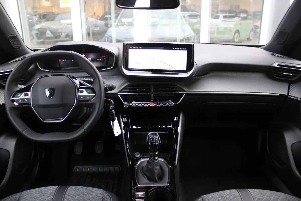 1.2 100PK ALLURE | DRAADLOZE APPLE CARPLAY/ANDROID AUTO | ACHTERUITRIJ CAMERA | PARKEERSENSOREN VOOR EN ACHTER | NAVIGATIE | CLIMATE CONTROL | LICHTMETALEN VELGEN 17" | LED KOPLAMPEN |