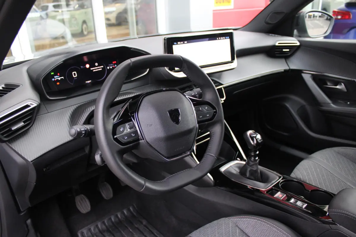 1.2 100PK ALLURE | DRAADLOZE APPLE CARPLAY/ANDROID AUTO | ACHTERUITRIJ CAMERA | PARKEERSENSOREN VOOR EN ACHTER | NAVIGATIE | CLIMATE CONTROL | LICHTMETALEN VELGEN 17" | LED KOPLAMPEN |