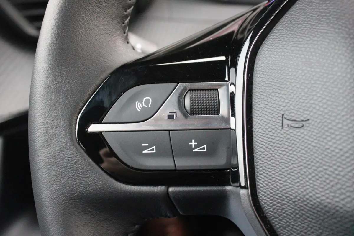 1.2 100PK ALLURE | DRAADLOZE APPLE CARPLAY/ANDROID AUTO | ACHTERUITRIJ CAMERA | PARKEERSENSOREN VOOR EN ACHTER | NAVIGATIE | CLIMATE CONTROL | LICHTMETALEN VELGEN 17" | LED KOPLAMPEN |