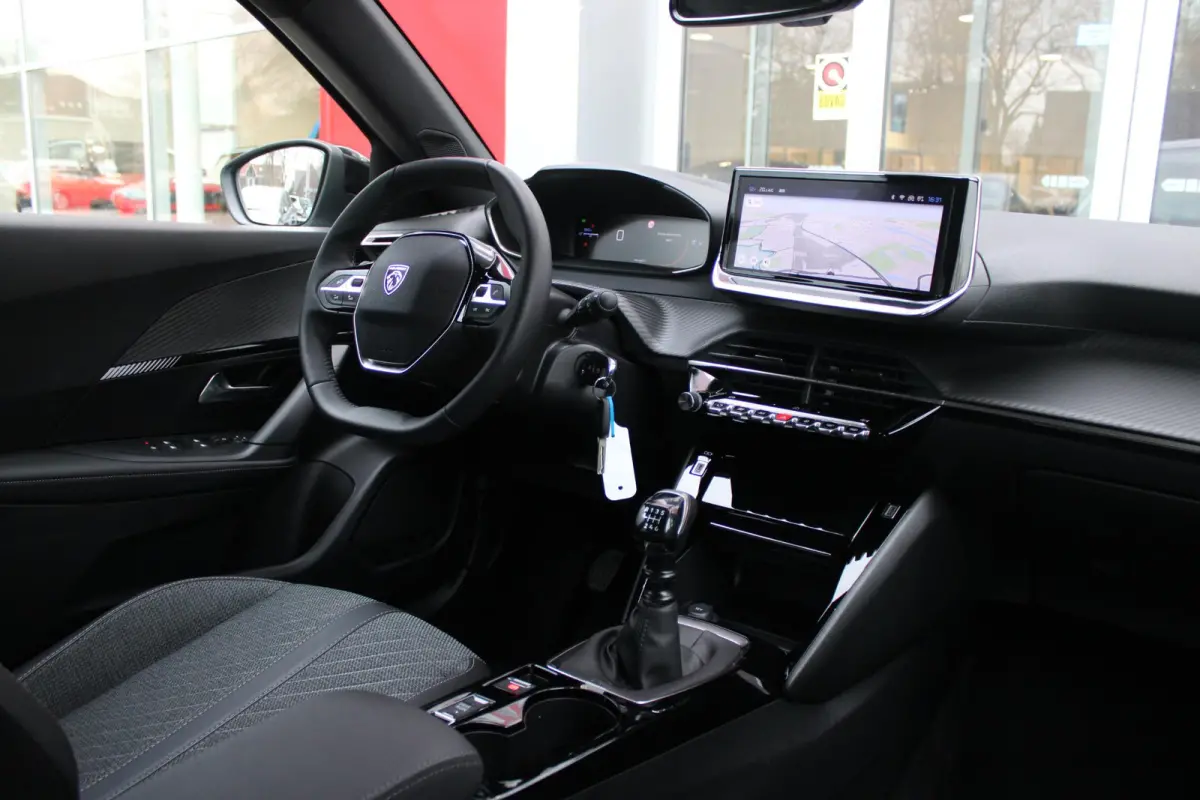 1.2 100PK ALLURE | DRAADLOZE APPLE CARPLAY/ANDROID AUTO | ACHTERUITRIJ CAMERA | PARKEERSENSOREN VOOR EN ACHTER | NAVIGATIE | CLIMATE CONTROL | LICHTMETALEN VELGEN 17" | LED KOPLAMPEN |