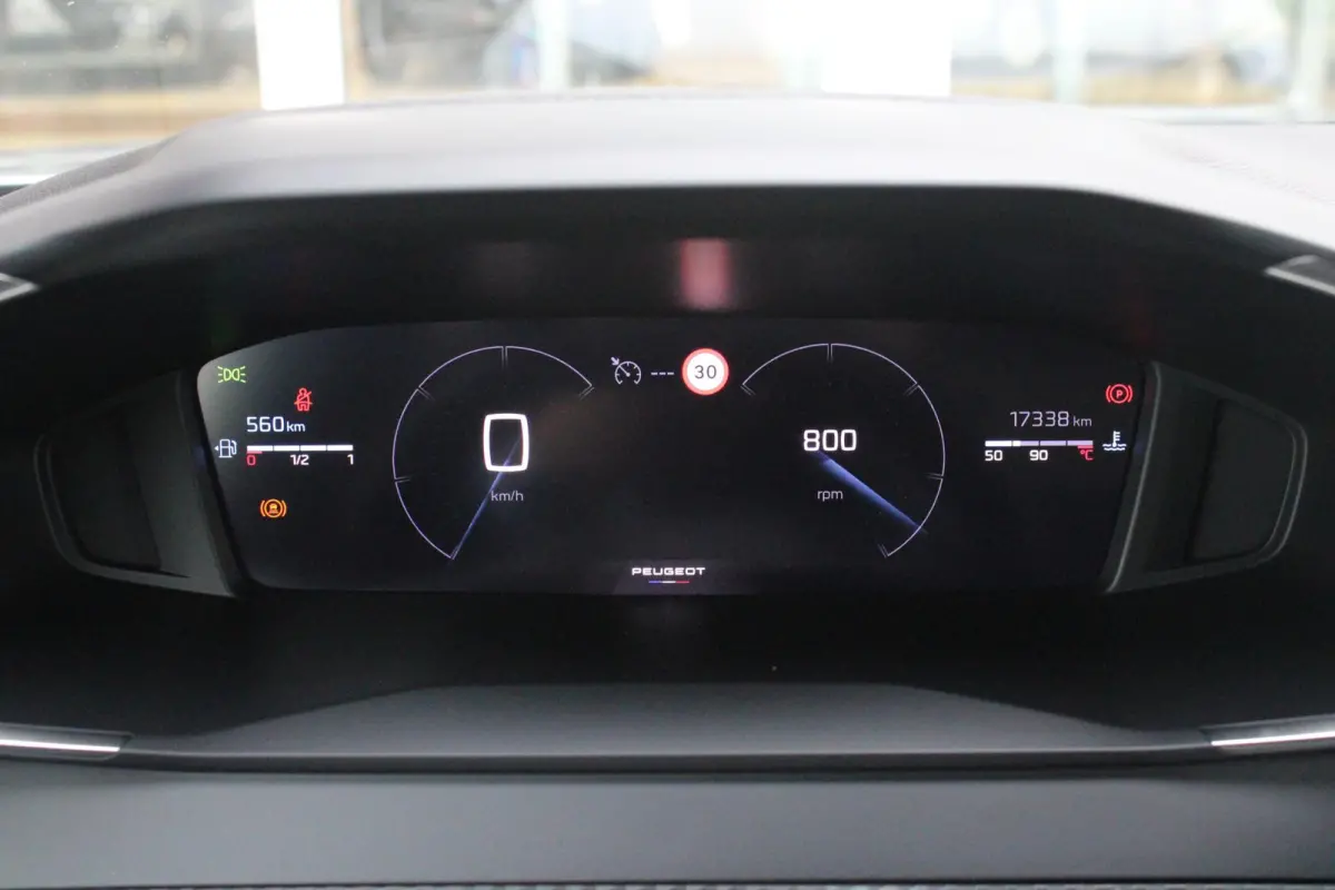 1.2 100PK ALLURE | DRAADLOZE APPLE CARPLAY/ANDROID AUTO | ACHTERUITRIJ CAMERA | PARKEERSENSOREN VOOR EN ACHTER | NAVIGATIE | CLIMATE CONTROL | LICHTMETALEN VELGEN 17" | LED KOPLAMPEN |