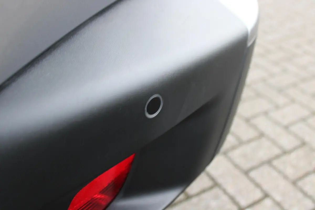 1.2 100PK ALLURE | DRAADLOZE APPLE CARPLAY/ANDROID AUTO | ACHTERUITRIJ CAMERA | PARKEERSENSOREN VOOR EN ACHTER | NAVIGATIE | CLIMATE CONTROL | LICHTMETALEN VELGEN 17" | LED KOPLAMPEN |