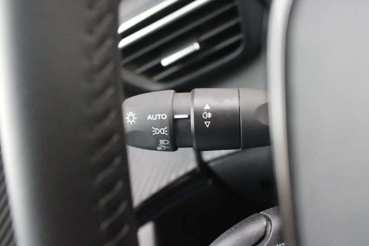 1.2 100PK ALLURE | DRAADLOZE APPLE CARPLAY/ANDROID AUTO | ACHTERUITRIJ CAMERA | PARKEERSENSOREN VOOR EN ACHTER | NAVIGATIE | CLIMATE CONTROL | LICHTMETALEN VELGEN 17" | LED KOPLAMPEN |