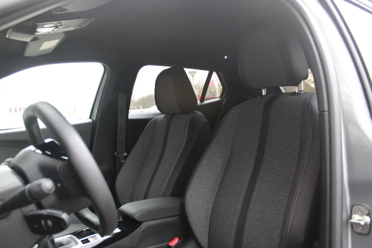 1.2 100PK ALLURE | DRAADLOZE APPLE CARPLAY/ANDROID AUTO | ACHTERUITRIJ CAMERA | PARKEERSENSOREN VOOR EN ACHTER | NAVIGATIE | CLIMATE CONTROL | LICHTMETALEN VELGEN 17" | LED KOPLAMPEN |