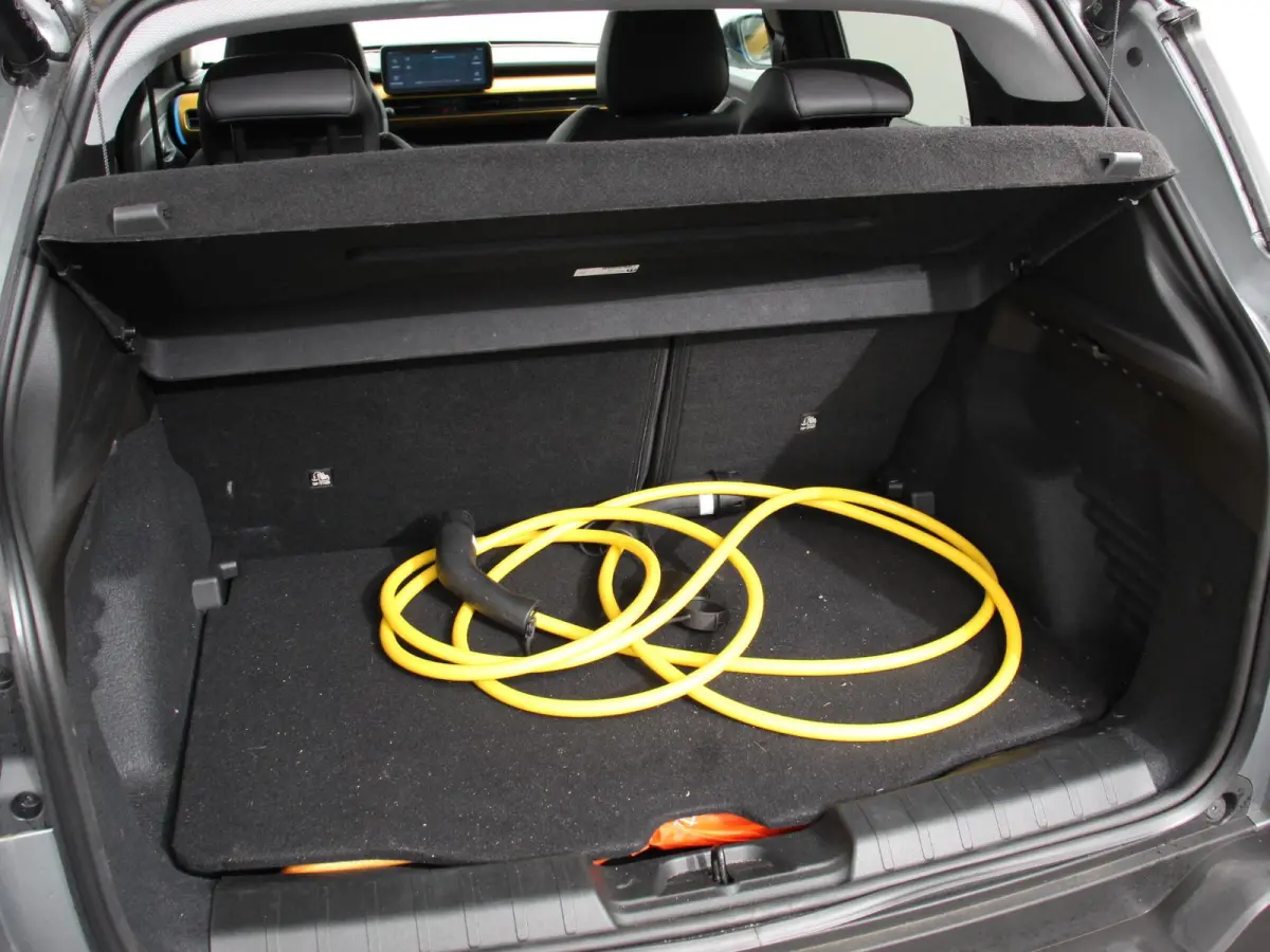 Summit 54 kWh SOH 96,5 % Camera Lichtmetalen Velgen 18" Navigatie Apple Carplay/ Android Auto Sfeerverlichting Parkeersensor achter Cruise Control Stoelverwarming Full LED Virtual Cockpit Cl