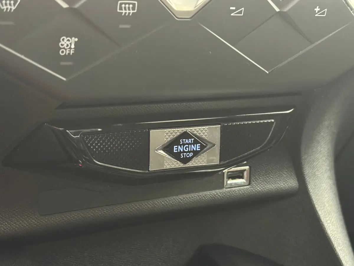 1.2 PureTech Business Camera | Leder\Stof | Navigatie | Clima | Carplay | Parkeersensoren | Cruise | LED | | Achterbank in delen neerklapbaar | Afwijkende dakkleur | Bestuurdersairbag
