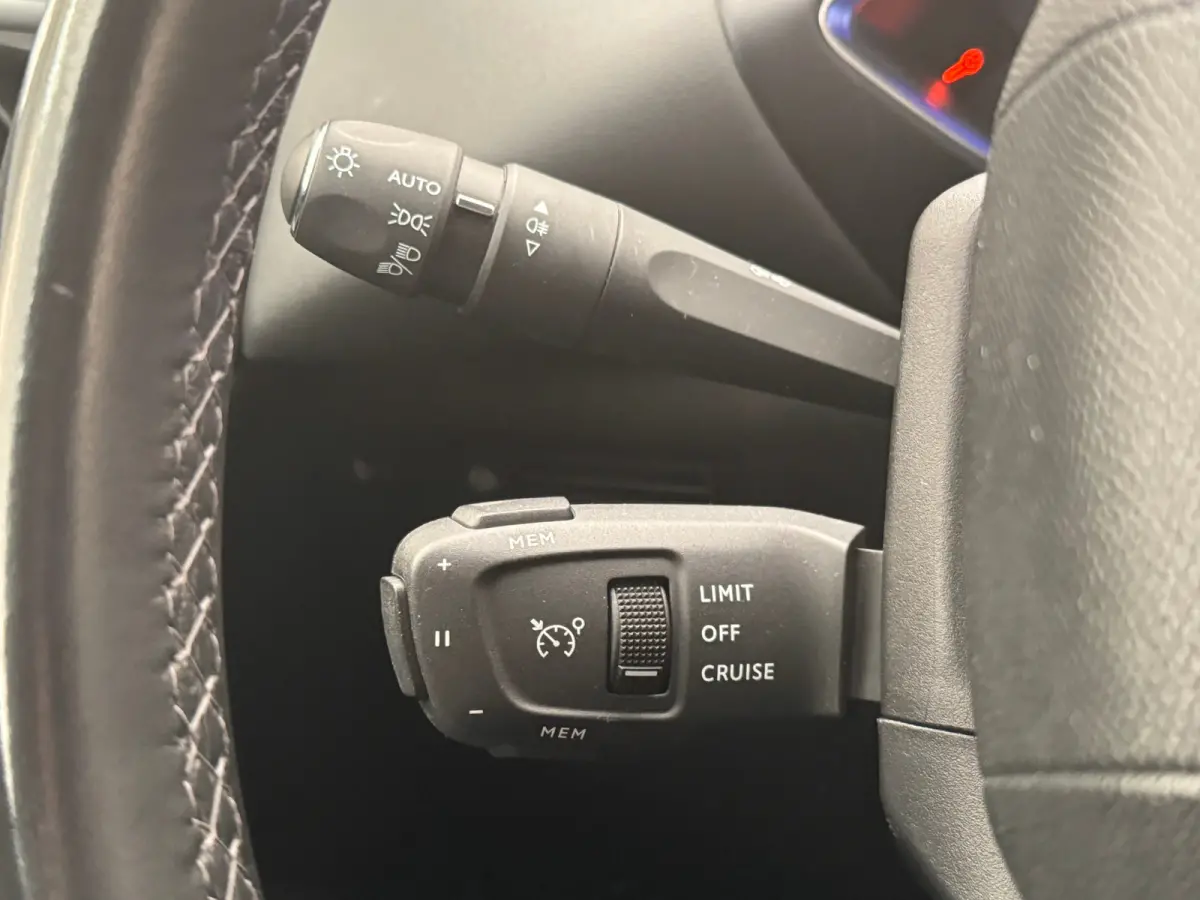 1.2 PureTech Business Camera | Leder\Stof | Navigatie | Clima | Carplay | Parkeersensoren | Cruise | LED | | Achterbank in delen neerklapbaar | Afwijkende dakkleur | Bestuurdersairbag