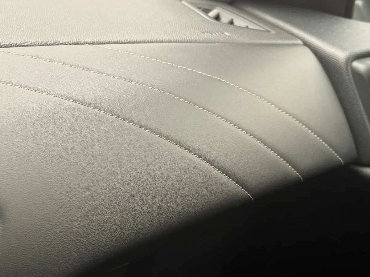 1.2 PureTech Business Camera | Leder\Stof | Navigatie | Clima | Carplay | Parkeersensoren | Cruise | LED | | Achterbank in delen neerklapbaar | Afwijkende dakkleur | Bestuurdersairbag