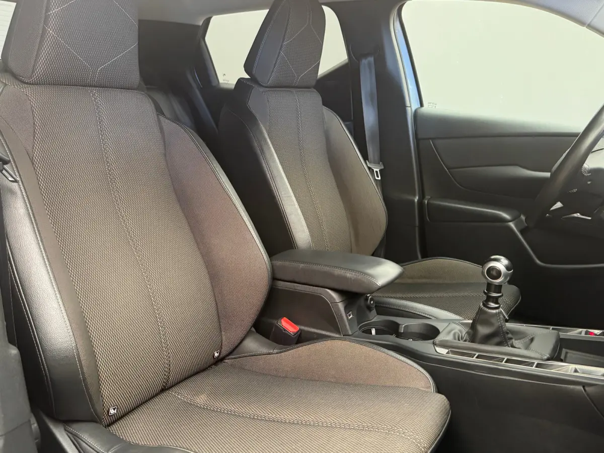 1.2 PureTech Business Camera | Leder\Stof | Navigatie | Clima | Carplay | Parkeersensoren | Cruise | LED | | Achterbank in delen neerklapbaar | Afwijkende dakkleur | Bestuurdersairbag