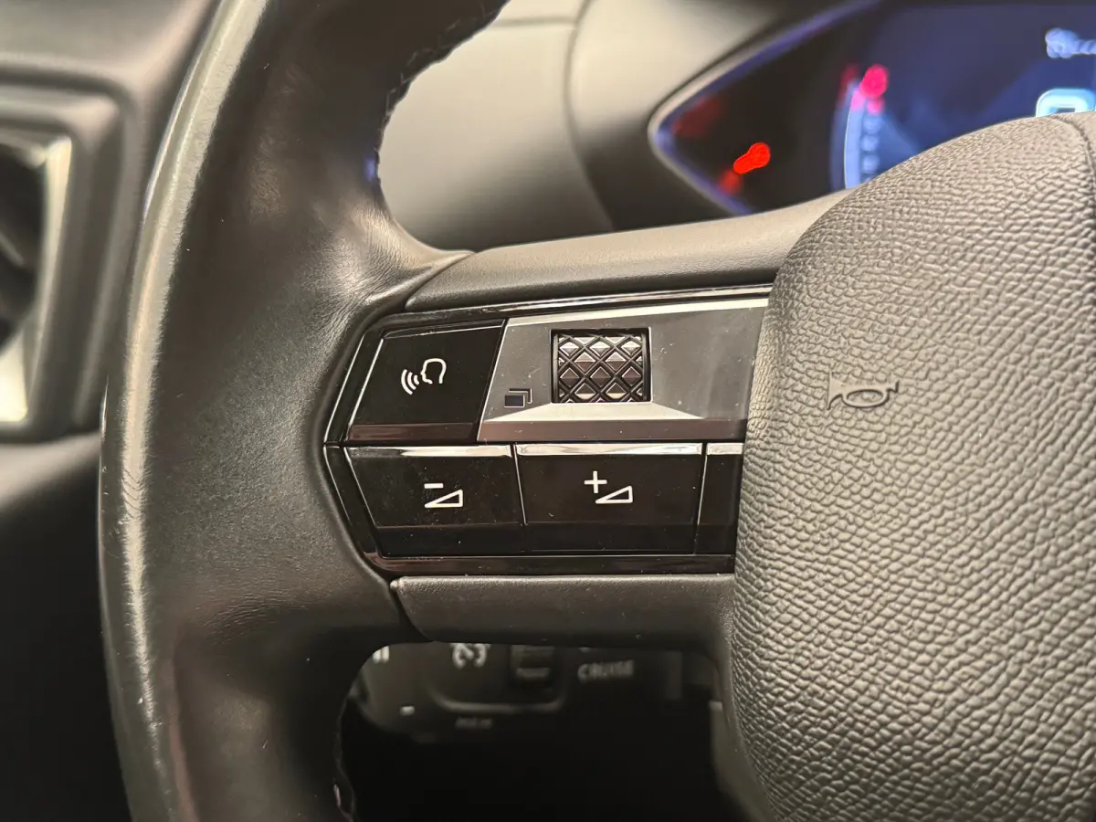 1.2 PureTech Business Camera | Leder\Stof | Navigatie | Clima | Carplay | Parkeersensoren | Cruise | LED | | Achterbank in delen neerklapbaar | Afwijkende dakkleur | Bestuurdersairbag