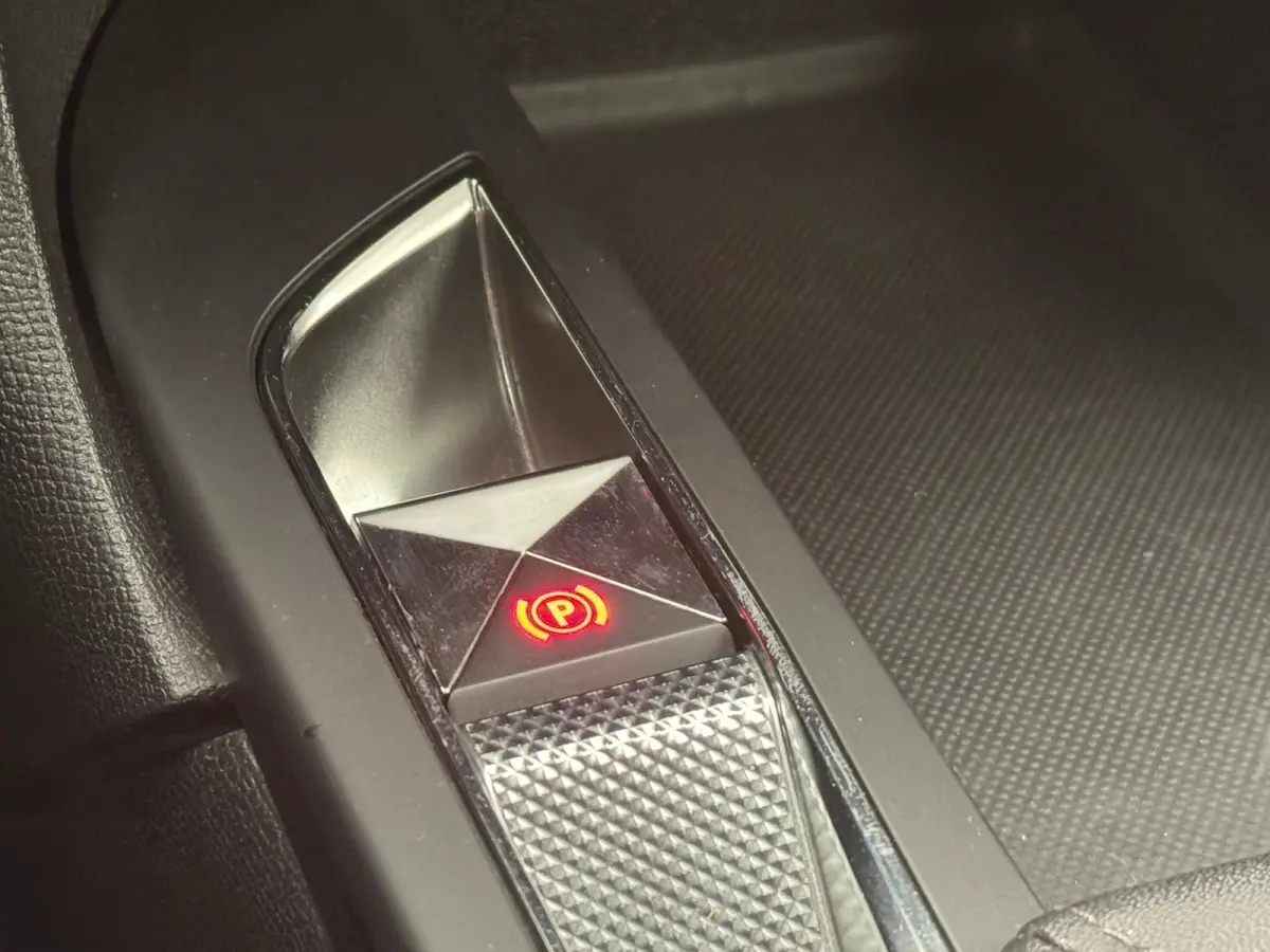 1.2 PureTech Business Camera | Leder\Stof | Navigatie | Clima | Carplay | Parkeersensoren | Cruise | LED | | Achterbank in delen neerklapbaar | Afwijkende dakkleur | Bestuurdersairbag