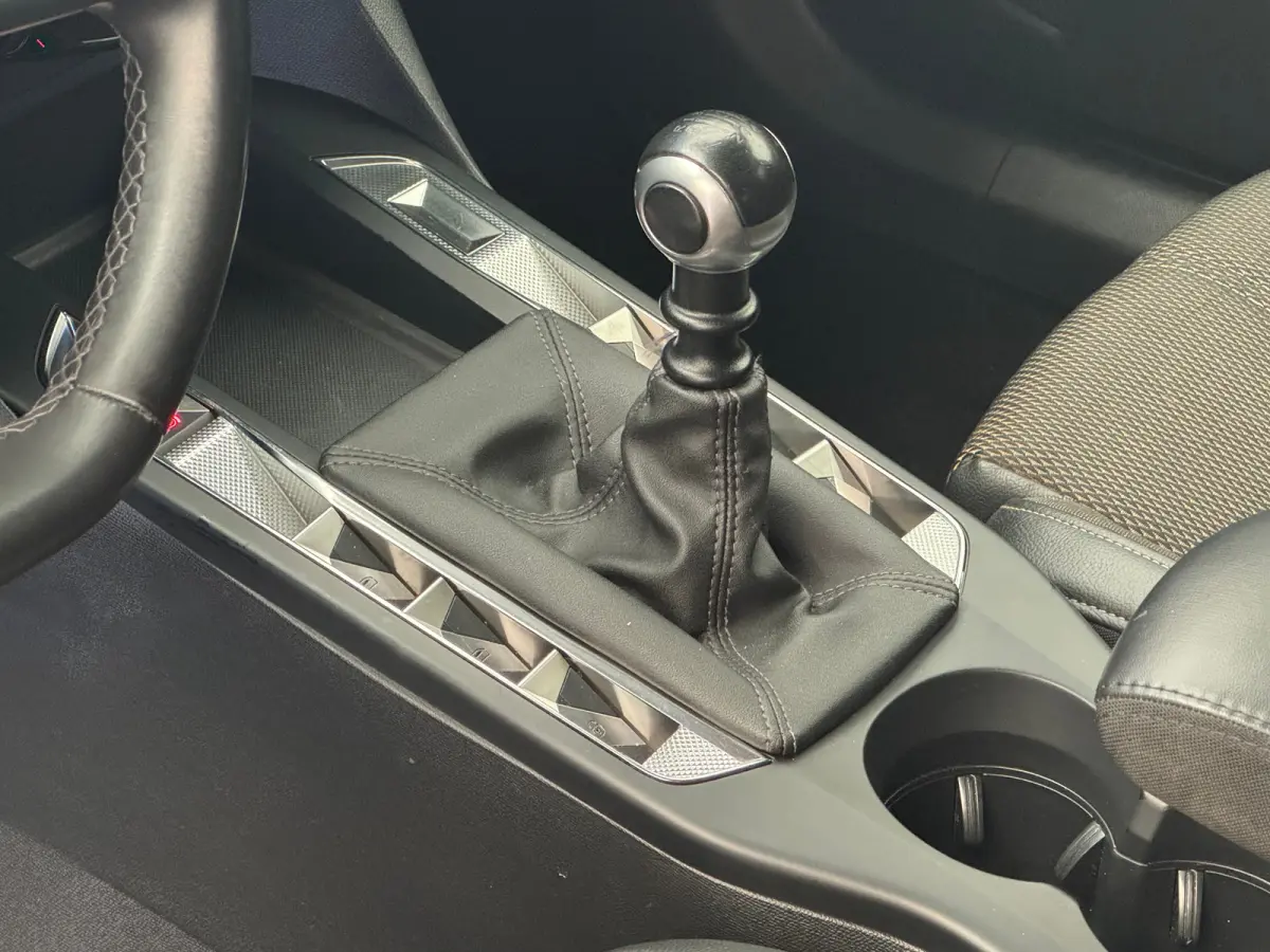 1.2 PureTech Business Camera | Leder\Stof | Navigatie | Clima | Carplay | Parkeersensoren | Cruise | LED | | Achterbank in delen neerklapbaar | Afwijkende dakkleur | Bestuurdersairbag