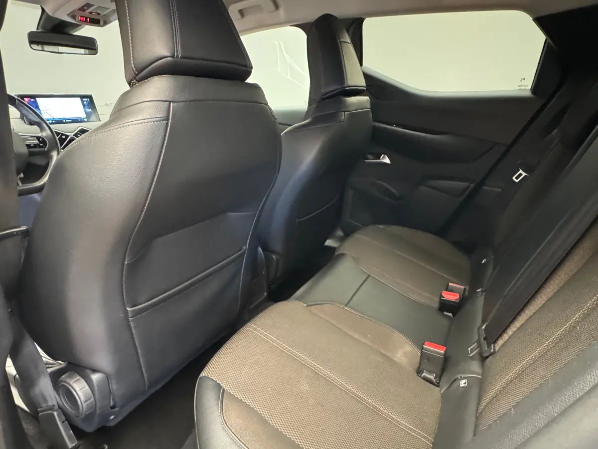 1.2 PureTech Business Camera | Leder\Stof | Navigatie | Clima | Carplay | Parkeersensoren | Cruise | LED | | Achterbank in delen neerklapbaar | Afwijkende dakkleur | Bestuurdersairbag