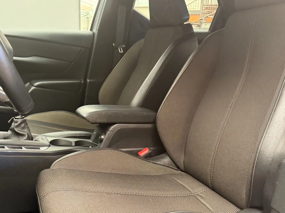 1.2 PureTech Business Camera | Leder\Stof | Navigatie | Clima | Carplay | Parkeersensoren | Cruise | LED | | Achterbank in delen neerklapbaar | Afwijkende dakkleur | Bestuurdersairbag