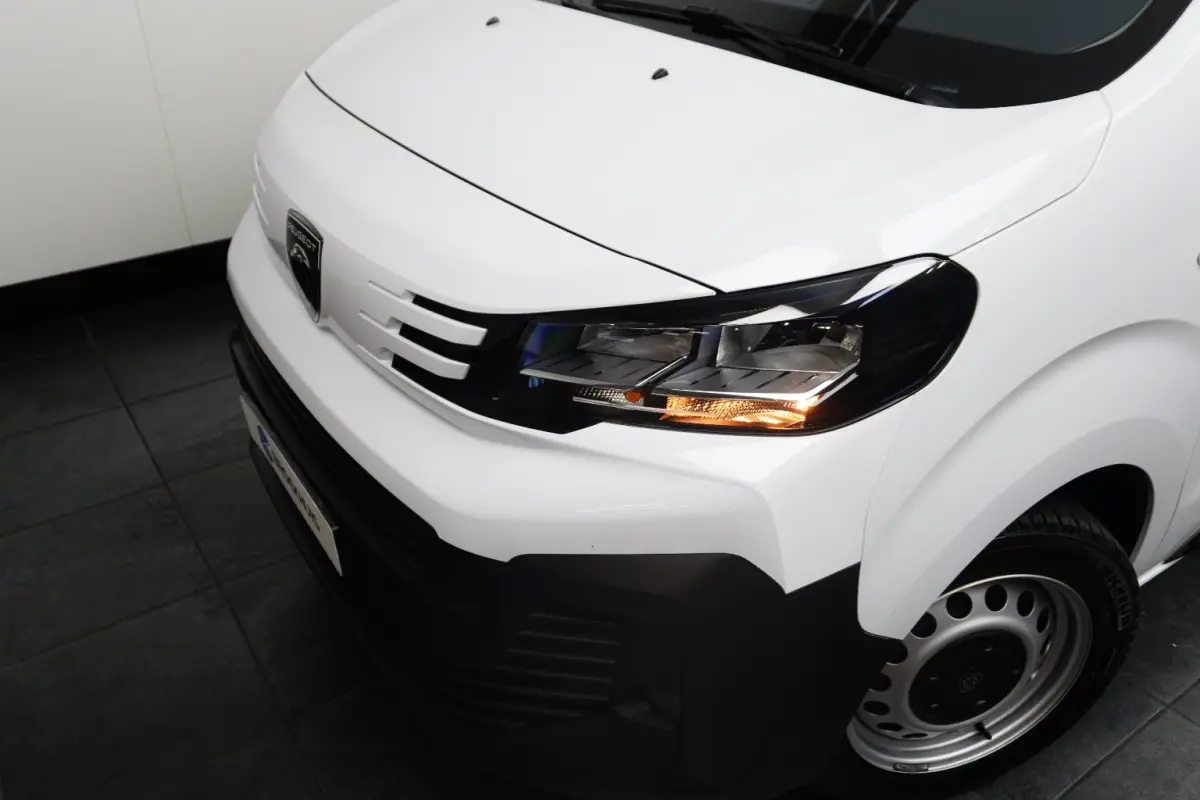 2.0 BlueHDi 145 S&S Camera | Navigatie | Pack Moduwork | Houten Laadvloer | Climate Control | Carplay | Digitaal Dashboard | 3-Zits | 2 zitplaatsen rechtsvoor | Airco | Alarm klasse 1(startb