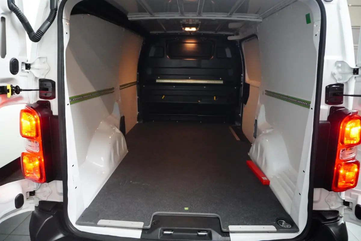 2.0 BlueHDi 145 S&S Camera | Navigatie | Pack Moduwork | Houten Laadvloer | Climate Control | Carplay | Digitaal Dashboard | 3-Zits | 2 zitplaatsen rechtsvoor | Airco | Alarm klasse 1(startb