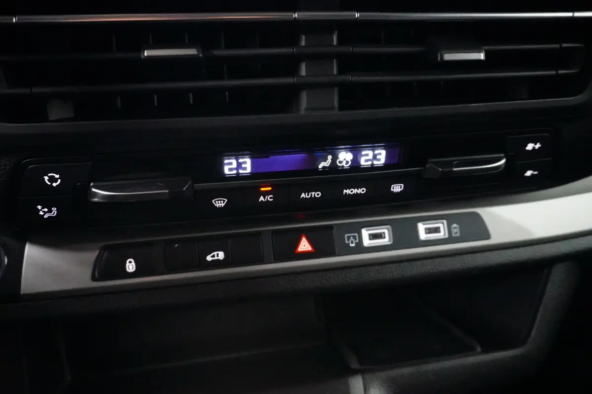 2.0 BlueHDi 145 S&S Camera | Navigatie | Pack Moduwork | Houten Laadvloer | Climate Control | Carplay | Digitaal Dashboard | 3-Zits | 2 zitplaatsen rechtsvoor | Airco | Alarm klasse 1(startb