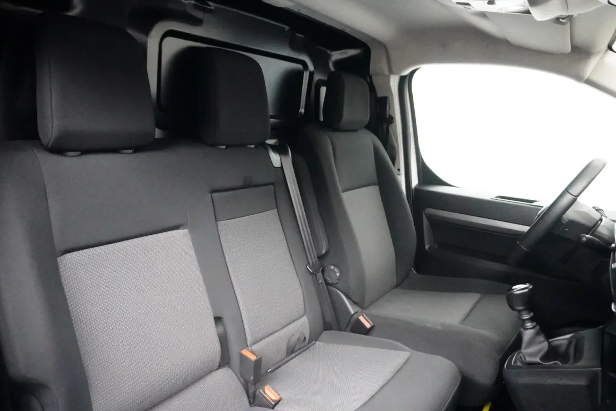 2.0 BlueHDi 145 S&S Camera | Navigatie | Pack Moduwork | Houten Laadvloer | Climate Control | Carplay | Digitaal Dashboard | 3-Zits | 2 zitplaatsen rechtsvoor | Airco | Alarm klasse 1(startb