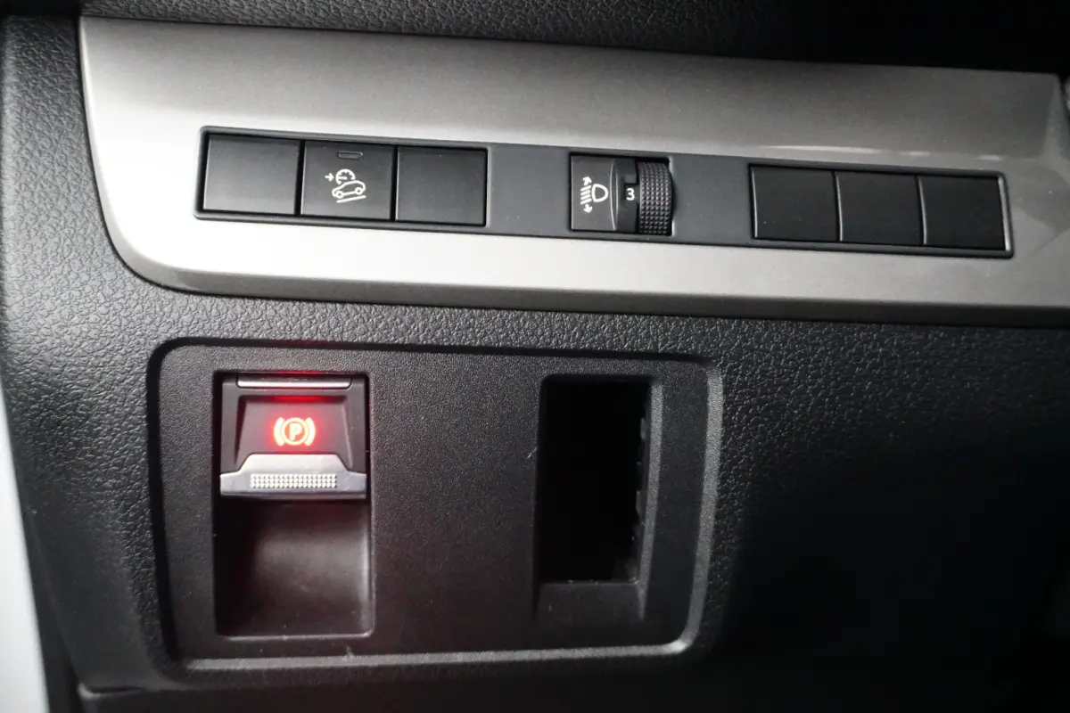 2.0 BlueHDi 145 S&S Camera | Navigatie | Pack Moduwork | Houten Laadvloer | Climate Control | Carplay | Digitaal Dashboard | 3-Zits | 2 zitplaatsen rechtsvoor | Airco | Alarm klasse 1(startb