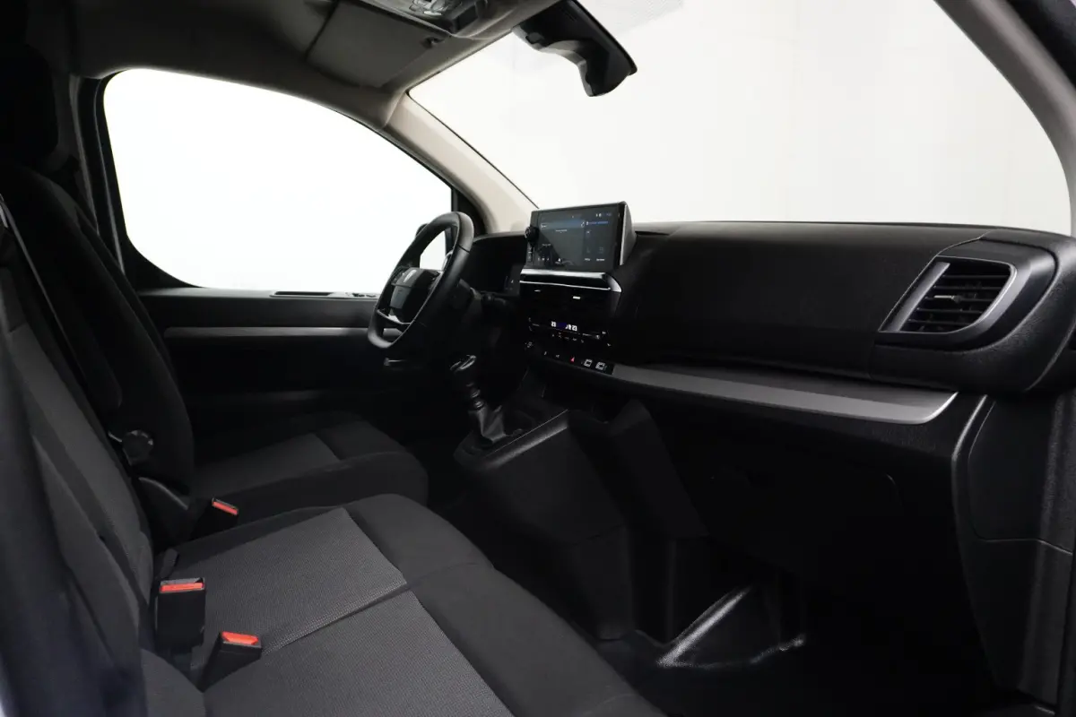 2.0 BlueHDi 145 S&S Camera | Navigatie | Pack Moduwork | Houten Laadvloer | Climate Control | Carplay | Digitaal Dashboard | 3-Zits | 2 zitplaatsen rechtsvoor | Airco | Alarm klasse 1(startb