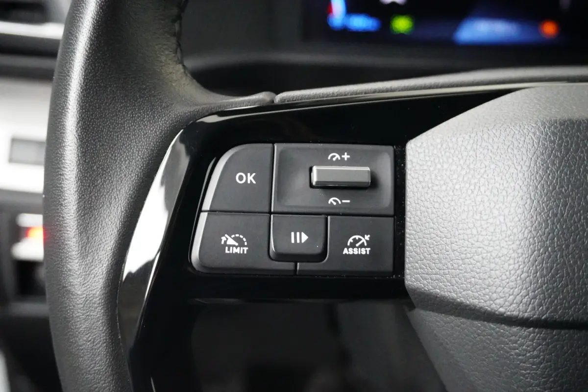 2.0 BlueHDi 145 S&S Camera | Navigatie | Pack Moduwork | Houten Laadvloer | Climate Control | Carplay | Digitaal Dashboard | 3-Zits | 2 zitplaatsen rechtsvoor | Airco | Alarm klasse 1(startb