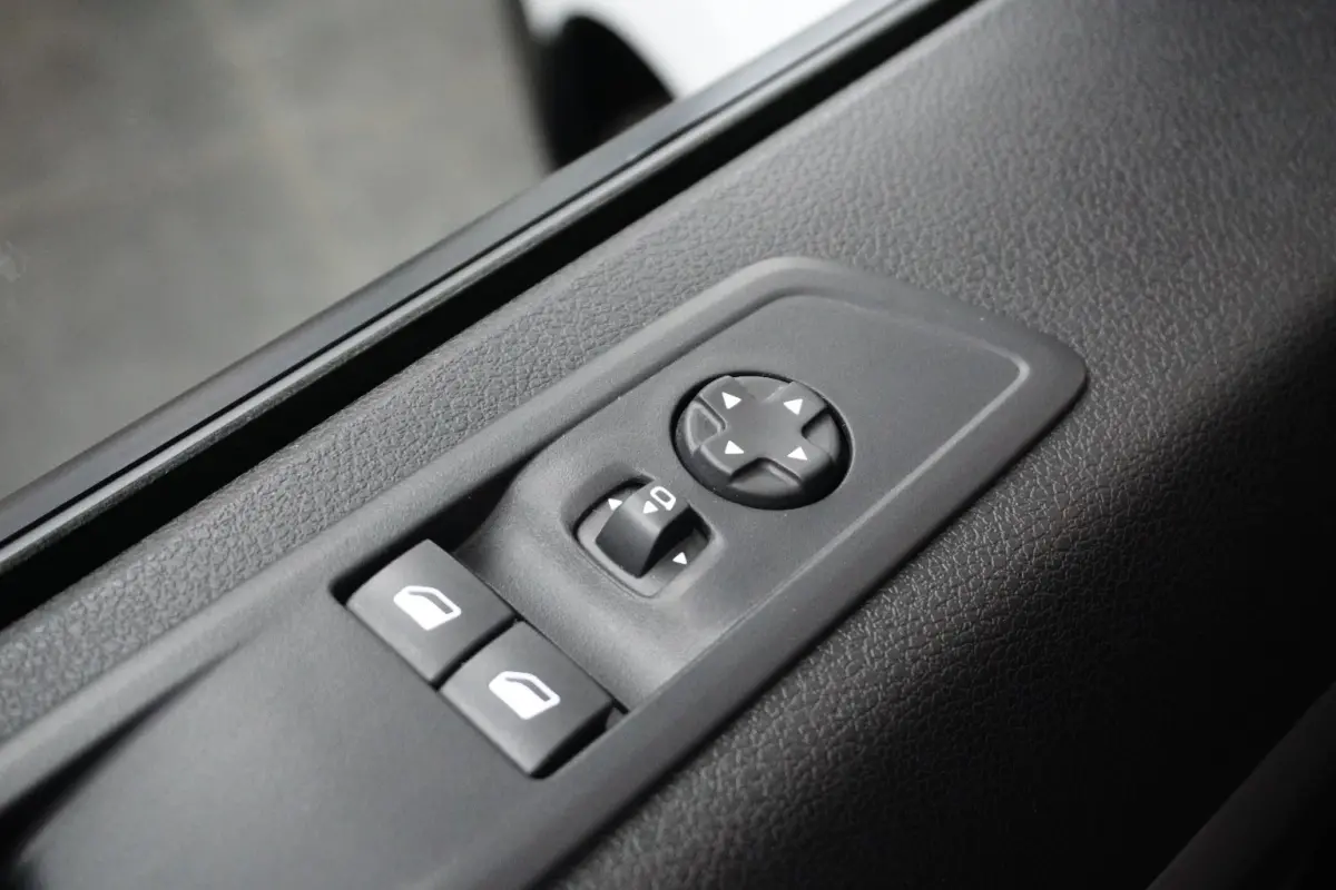 2.0 BlueHDi 145 S&S Camera | Navigatie | Pack Moduwork | Houten Laadvloer | Climate Control | Carplay | Digitaal Dashboard | 3-Zits | 2 zitplaatsen rechtsvoor | Airco | Alarm klasse 1(startb