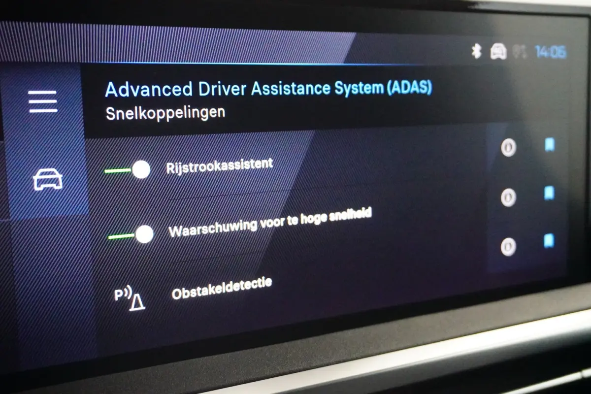 2.0 BlueHDi 145 S&S Camera | Navigatie | Pack Moduwork | Houten Laadvloer | Climate Control | Carplay | Digitaal Dashboard | 3-Zits | 2 zitplaatsen rechtsvoor | Airco | Alarm klasse 1(startb