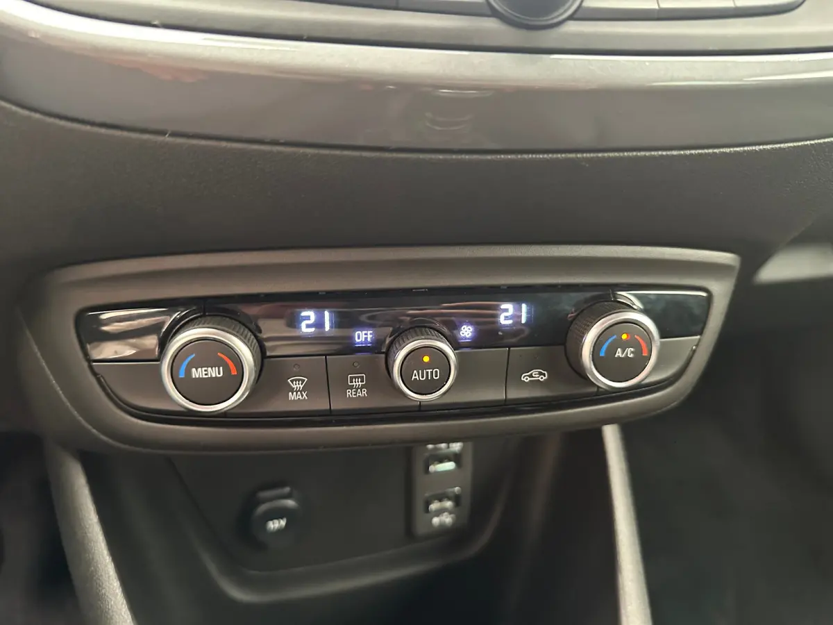 1.2 TURBO 110PK ULTIMATE Camera | Alcantara | Dode Hoek | Clima | Navigatie | 17 LMV | Keyless | Carplay | Cruise | LED | Getint glas | | Achteruitrijcamera | Afwijkende dakkleur | Apple Car