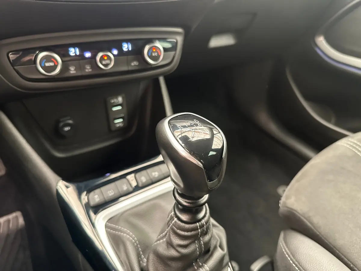 1.2 TURBO 110PK ULTIMATE Camera | Alcantara | Dode Hoek | Clima | Navigatie | 17 LMV | Keyless | Carplay | Cruise | LED | Getint glas | | Achteruitrijcamera | Afwijkende dakkleur | Apple Car