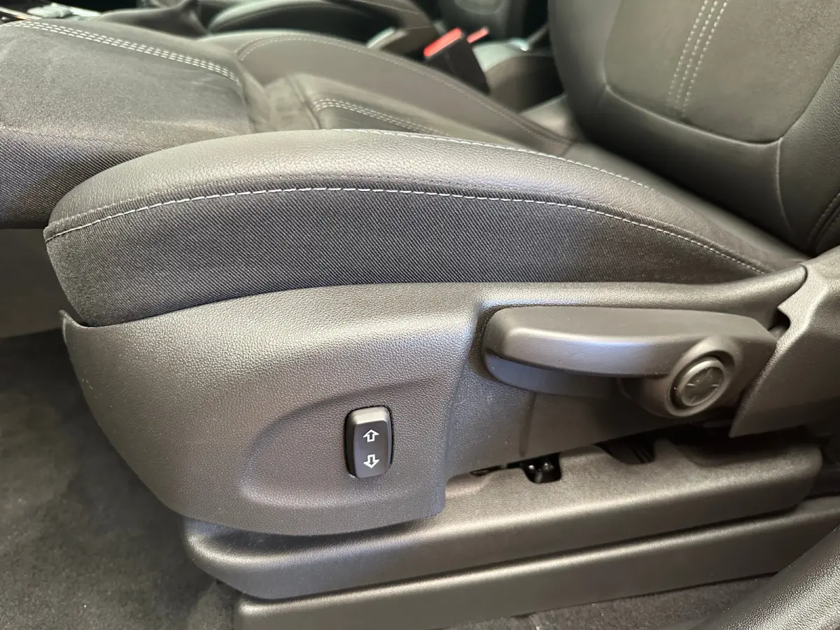 1.2 TURBO 110PK ULTIMATE Camera | Alcantara | Dode Hoek | Clima | Navigatie | 17 LMV | Keyless | Carplay | Cruise | LED | Getint glas | | Achteruitrijcamera | Afwijkende dakkleur | Apple Car