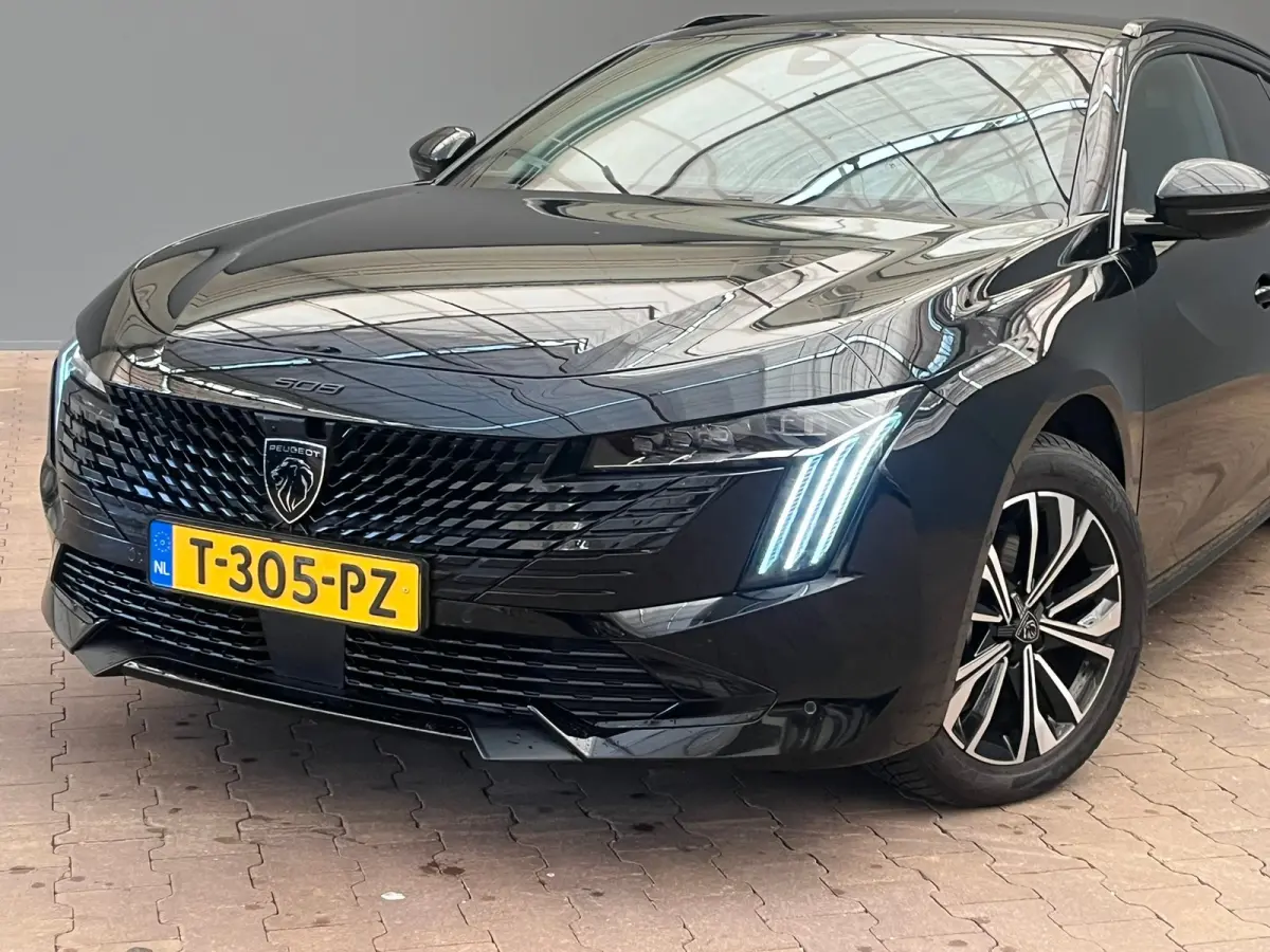 1.2 PURETECH 130PK ALLURE AUTOMAAT | 360 Camera | Navigatie| Adaptive Cruise Control | Adaptieve Cruise | Camera360 | Leder\Stof | Keyless | Carplay | Clima | 18LMV | LED | Aanhanger assiste