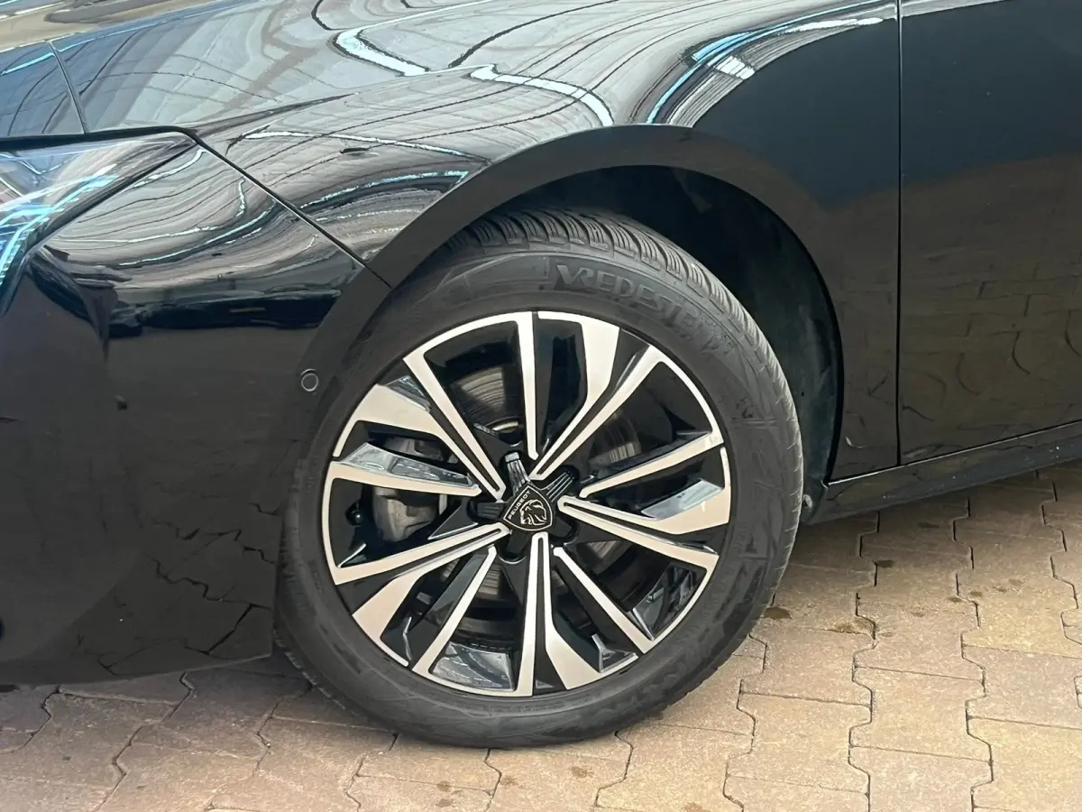 1.2 PURETECH 130PK ALLURE AUTOMAAT | 360 Camera | Navigatie| Adaptive Cruise Control | Adaptieve Cruise | Camera360 | Leder\Stof | Keyless | Carplay | Clima | 18LMV | LED | Aanhanger assiste