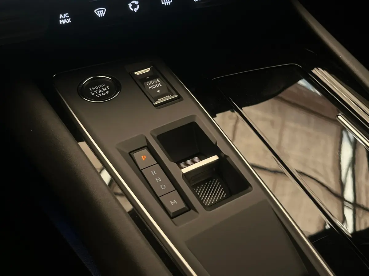 1.2 PURETECH 130PK ALLURE AUTOMAAT | 360 Camera | Navigatie| Adaptive Cruise Control | Adaptieve Cruise | Camera360 | Leder\Stof | Keyless | Carplay | Clima | 18LMV | LED | Aanhanger assiste