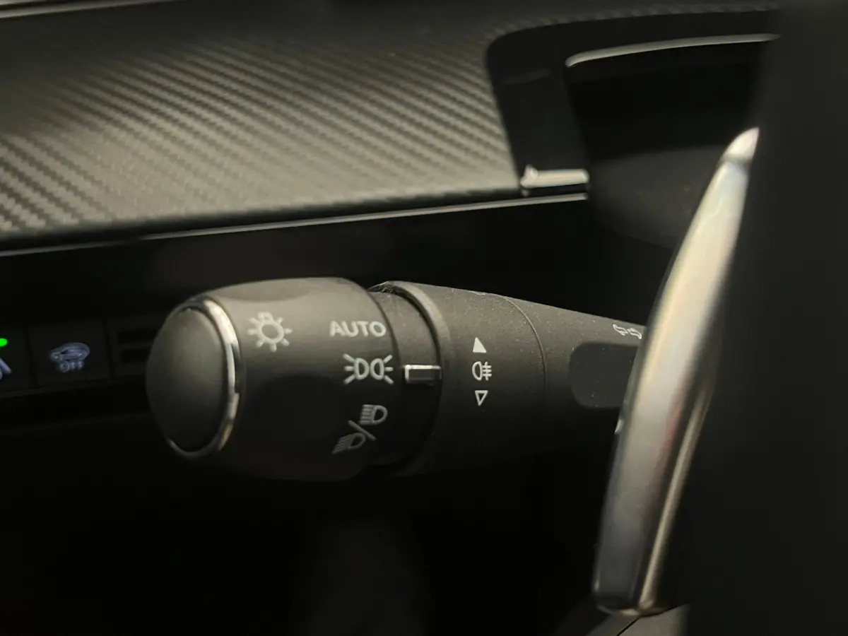 1.2 PURETECH 130PK ALLURE AUTOMAAT | 360 Camera | Navigatie| Adaptive Cruise Control | Adaptieve Cruise | Camera360 | Leder\Stof | Keyless | Carplay | Clima | 18LMV | LED | Aanhanger assiste