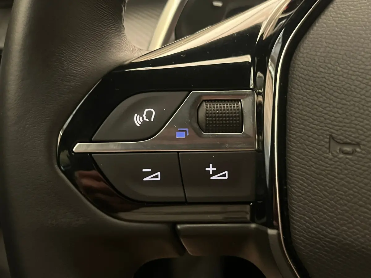 1.2 PURETECH 130PK ALLURE AUTOMAAT | 360 Camera | Navigatie| Adaptive Cruise Control | Adaptieve Cruise | Camera360 | Leder\Stof | Keyless | Carplay | Clima | 18LMV | LED | Aanhanger assiste