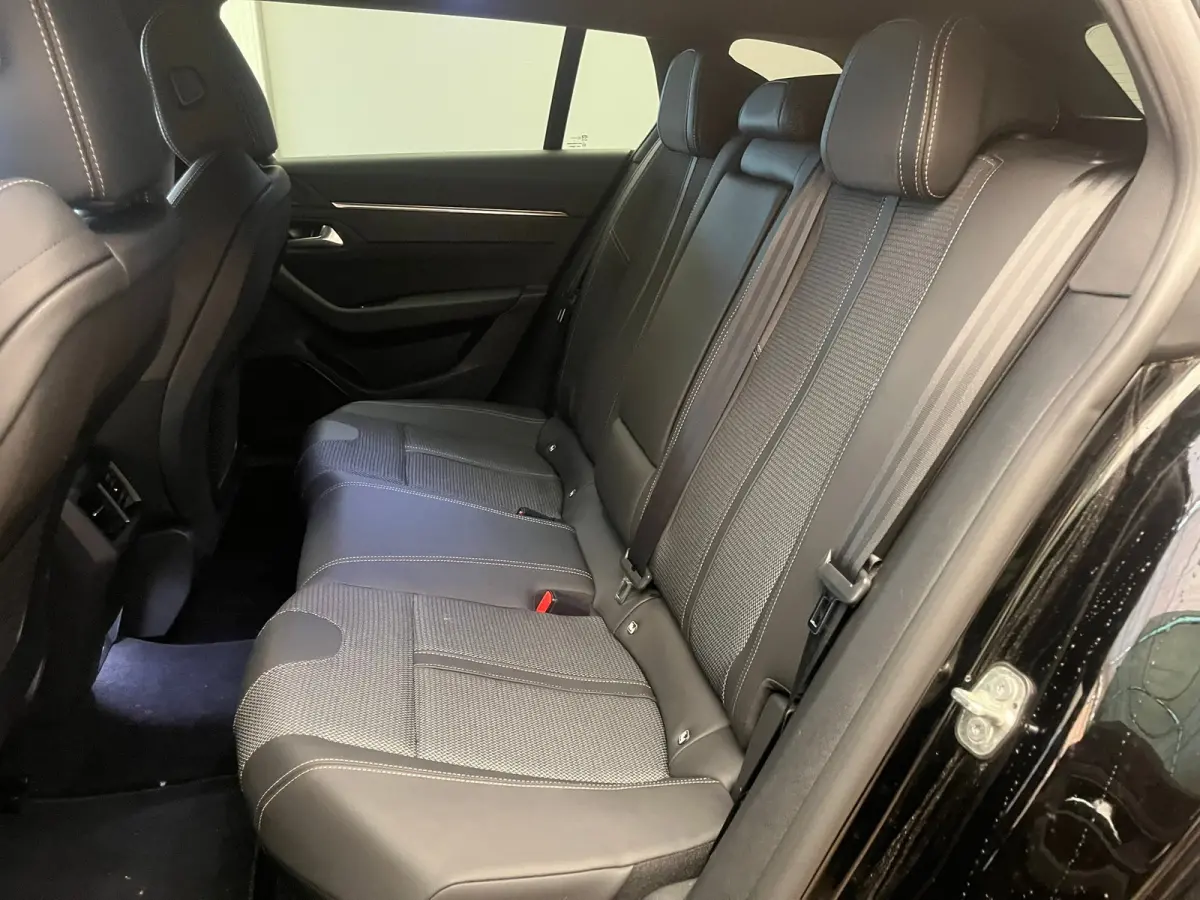 1.2 PURETECH 130PK ALLURE AUTOMAAT | 360 Camera | Navigatie| Adaptive Cruise Control | Adaptieve Cruise | Camera360 | Leder\Stof | Keyless | Carplay | Clima | 18LMV | LED | Aanhanger assiste