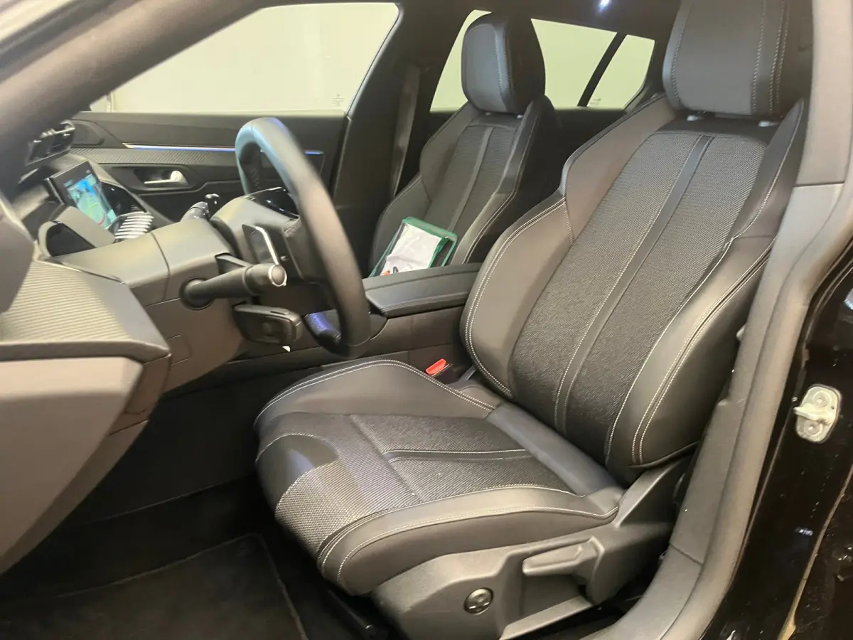 1.2 PURETECH 130PK ALLURE AUTOMAAT | 360 Camera | Navigatie| Adaptive Cruise Control | Adaptieve Cruise | Camera360 | Leder\Stof | Keyless | Carplay | Clima | 18LMV | LED | Aanhanger assiste
