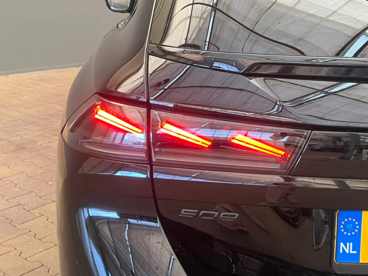 1.2 PURETECH 130PK ALLURE AUTOMAAT | 360 Camera | Navigatie| Adaptive Cruise Control | Adaptieve Cruise | Camera360 | Leder\Stof | Keyless | Carplay | Clima | 18LMV | LED | Aanhanger assiste