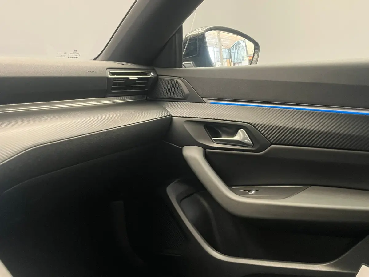 1.2 PURETECH 130PK ALLURE AUTOMAAT | 360 Camera | Navigatie| Adaptive Cruise Control | Adaptieve Cruise | Camera360 | Leder\Stof | Keyless | Carplay | Clima | 18LMV | LED | Aanhanger assiste