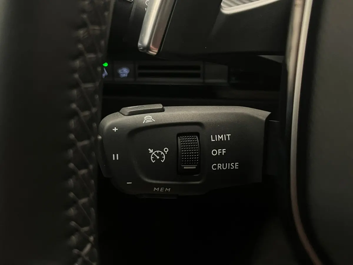 1.2 PURETECH 130PK ALLURE AUTOMAAT | 360 Camera | Navigatie| Adaptive Cruise Control | Adaptieve Cruise | Camera360 | Leder\Stof | Keyless | Carplay | Clima | 18LMV | LED | Aanhanger assiste