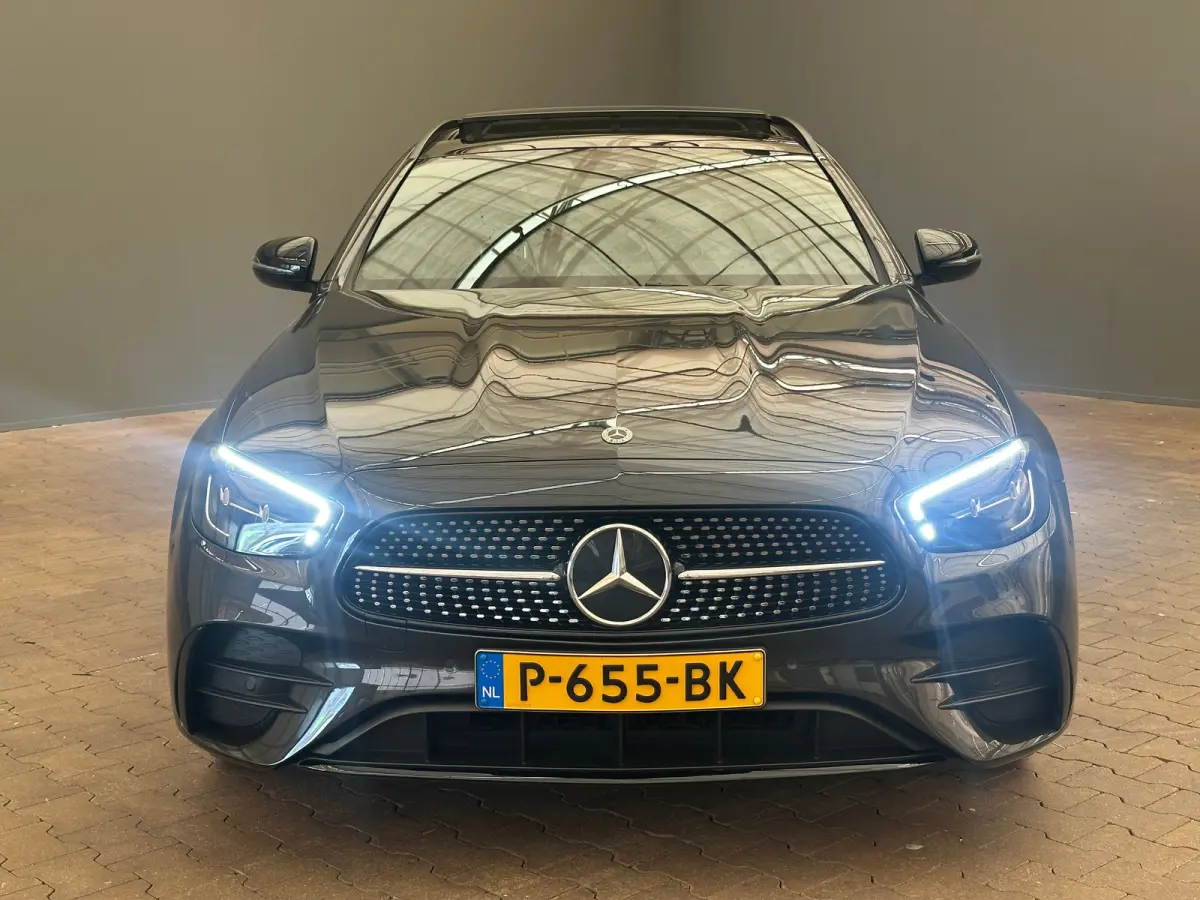 300 e AMG Line Panorama Dak | Alcantara/Leer | AMG-Styling | Elek. Stoelen | Elek. Achterklep | Stoelverwarming | LED | AMG-styling | Achteruitrijcamera | Adaptieve Cruise Control