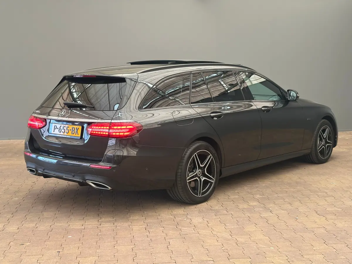 300 e AMG Line Panorama Dak | Alcantara/Leer | AMG-Styling | Elek. Stoelen | Elek. Achterklep | Stoelverwarming | LED | AMG-styling | Achteruitrijcamera | Adaptieve Cruise Control