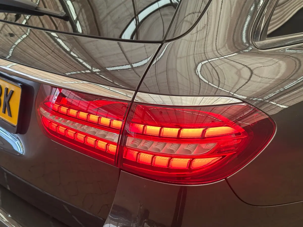 300 e AMG Line Panorama Dak | Alcantara/Leer | AMG-Styling | Elek. Stoelen | Elek. Achterklep | Stoelverwarming | LED | AMG-styling | Achteruitrijcamera | Adaptieve Cruise Control
