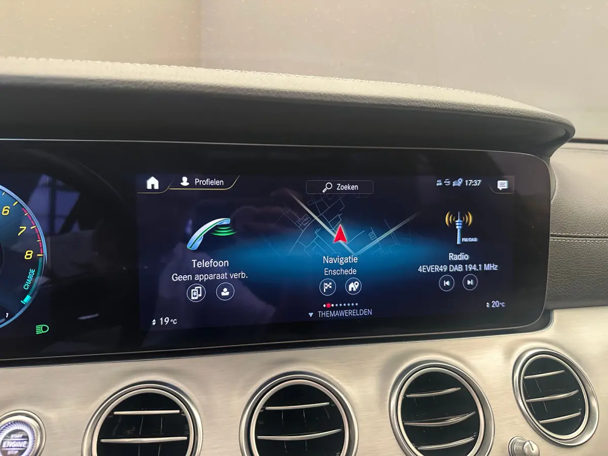 300 e AMG Line Panorama Dak | Alcantara/Leer | AMG-Styling | Elek. Stoelen | Elek. Achterklep | Stoelverwarming | LED | AMG-styling | Achteruitrijcamera | Adaptieve Cruise Control
